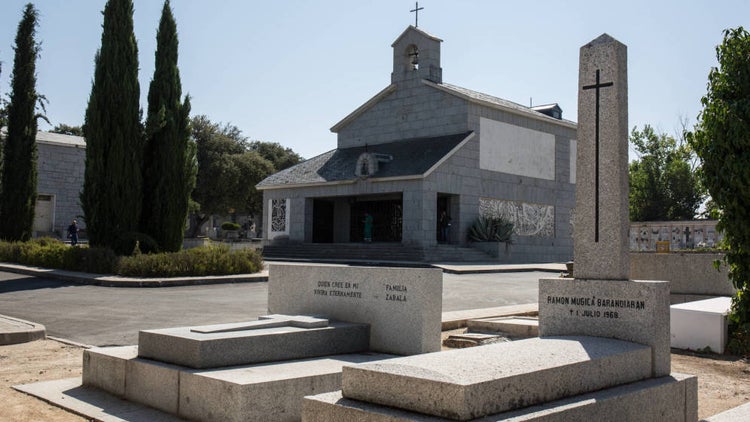 LOS VECINOS DE FRANCO EN MINGORRUBIO: UN CEMENTERIO CONSTRUIDO PARA EL FRANQUISMO