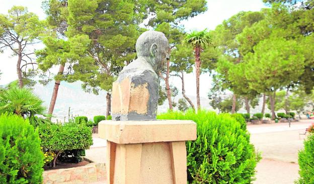 DENUNCIAS POR DIVERSOS ACTOS VANDÁLICOS EN ABARÁN (MURCIA), SIENDO EL MÁS SIGNIFICATIVO EL CAUSADO AL BUSTO DEL INSIGNE ABARANERO NICOLÁS GÓMEZ TORNERO (1870-1951)