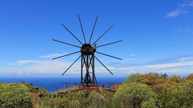 MANUEL POGGIO, CRONISTA OFICIAL DE SANTA CRUZ DE LA PALMA (CANARIAS), Y ANTONIO LORENZO PUBLICAN UN LIBRO SOBRE LOS MOLINOS DE VIENTO DE LA PALMA