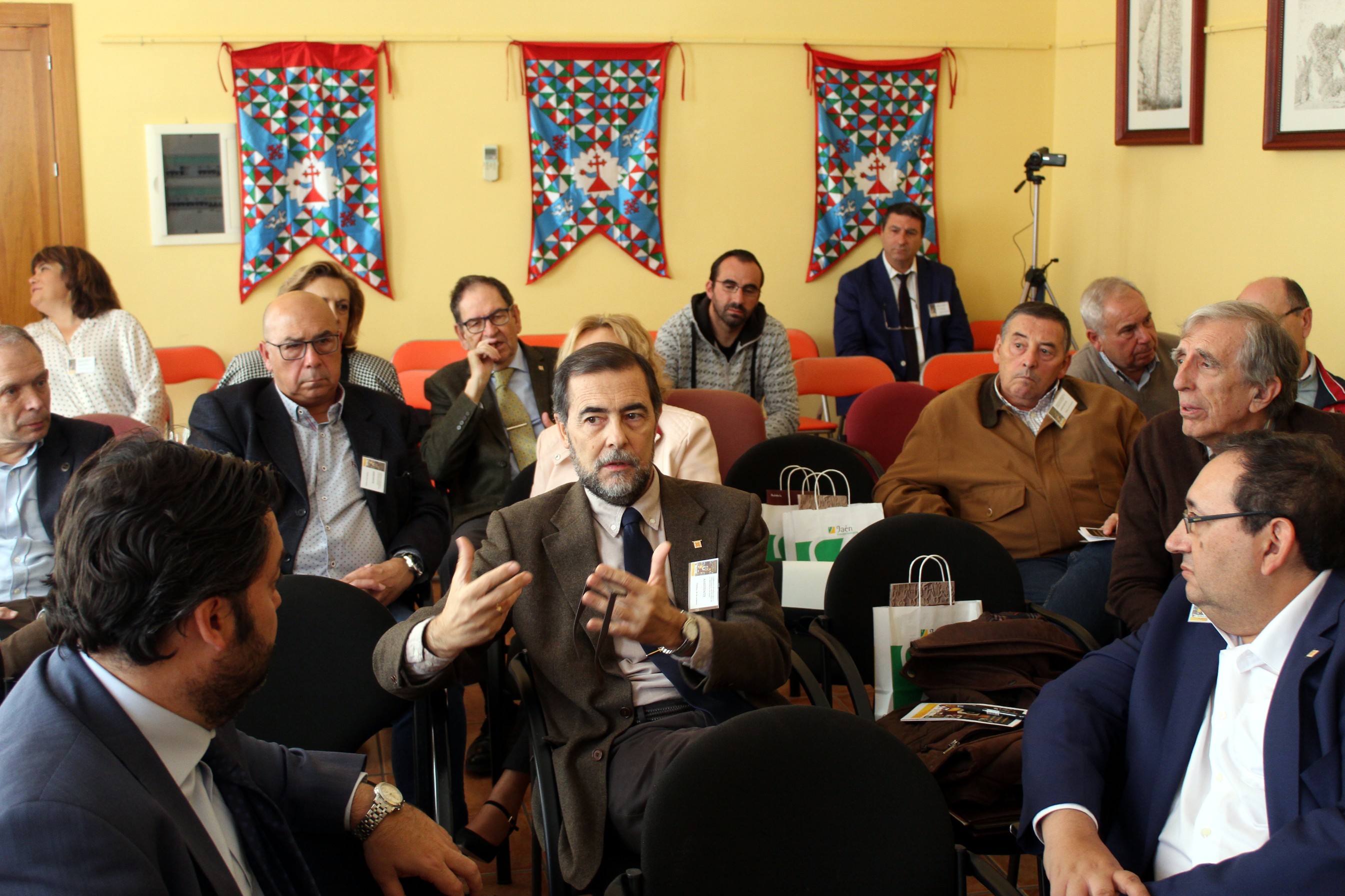 VILCHES CELEBRÓ SU PRIMERA JORNADA DE HERÁLDICA Y VEXILOLOGÍA CON LA PROVINCIA DE JAÉN COMO PRINCIPAL ZONA ESTUDIADA EN LA MISMA • «SOLO TRES MUNICIPIOS DE LA PROVINCIA DE JAÉN CUENTAN CON UN OLIVO EN SUS ESCUDOS»