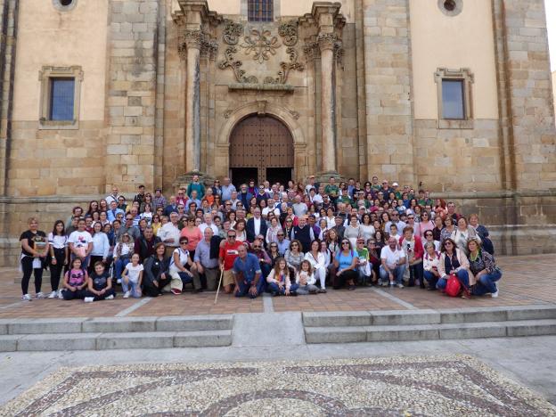 VECINOS DE VALDELACALZADA HACEN LA RUTA DE LOS COLONOS, UN HOMENAJE A SU ORIGEN CASTUEREÑO