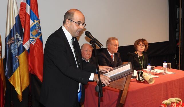 MANUEL POGGIO INGRESA EN LA REAL ACADEMIA CANARIA DE BELLAS ARTES Y «REJUVENECE» LA INSTITUCIÓN