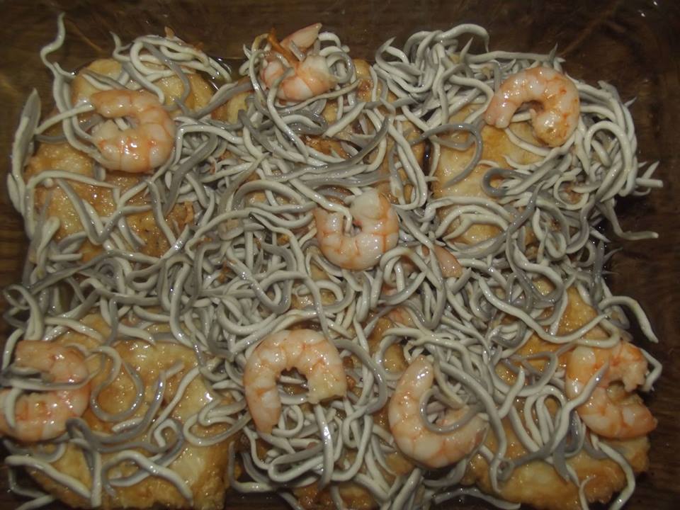 MERLUZA DEL PINCHU A LA ROMANA CON GULAS Y LANGOSTINOS