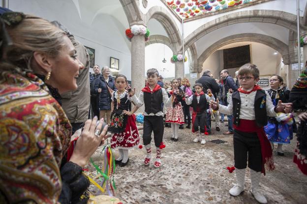 VALDEFUENTES (CÁCERES) LLENA DE FLORES EL CARVAJAL PARA PROMOCIONAR SUS SEÑAS DE IDENTIDAD • LA CITA MOSTRÓ DURANTE TODO EL DÍA LA RIQUEZA GASTRONÓMICA Y CULTURAL DE ESTA POBLACIÓN DE 1.100 HABITANTES