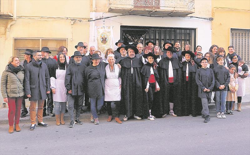 LA MATXÀ CON LA RÈCUA ARRIERA Y 6.000 ‘PRIMS’ TOMAN L’ALCORA (CASTELLÓN) • EL DESFILE, EL REPARTO DE DULCES Y LAS 43 HOGUERAS ENSALZAN LA TRADICIÓN ALCORINA