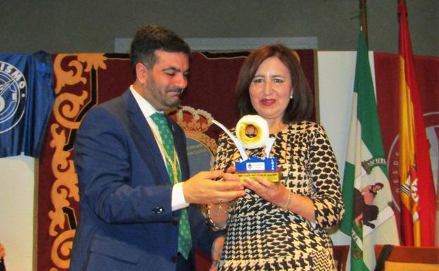 LOJA PREMIA LA «GENEROSA PROFESIONALIDAD» DE SU REPORTERO, CHAPA • LA VIUDA DE JORGE MARTÍNEZ, EL QUE FUERA DURANTE 22 AÑOS FOTÓGRAFO DE IDEAL, HA RECOGIDO ESTE RECONOCIMIENTO A TÍTULO PÓSTUMO