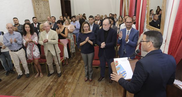 EL PALACIO SPÍNOLA DE TEGUISE (CANARIAS) ACOGIÓ UNA EMOTIVA ENTREGA DE LA MEDALLA DE ORO A TÍTULO PÓSTUMO A CÉSAR MANRIQUE, ARTISTA UNIVERSAL POR LOS LAZOS FAMILIARES Y ARTÍSTICOS QUE LE UNIERON AL MUNICIPIO