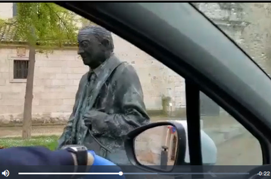 VÍDEO: EL SURREALISTA AMAGO DE MULTA A LA ESTATUA DE HERMINIO RAMOS, CRONISTA OFICIAL DE ZAMORA, QUE SE HA VIRALIZADO EN LA CIUDAD