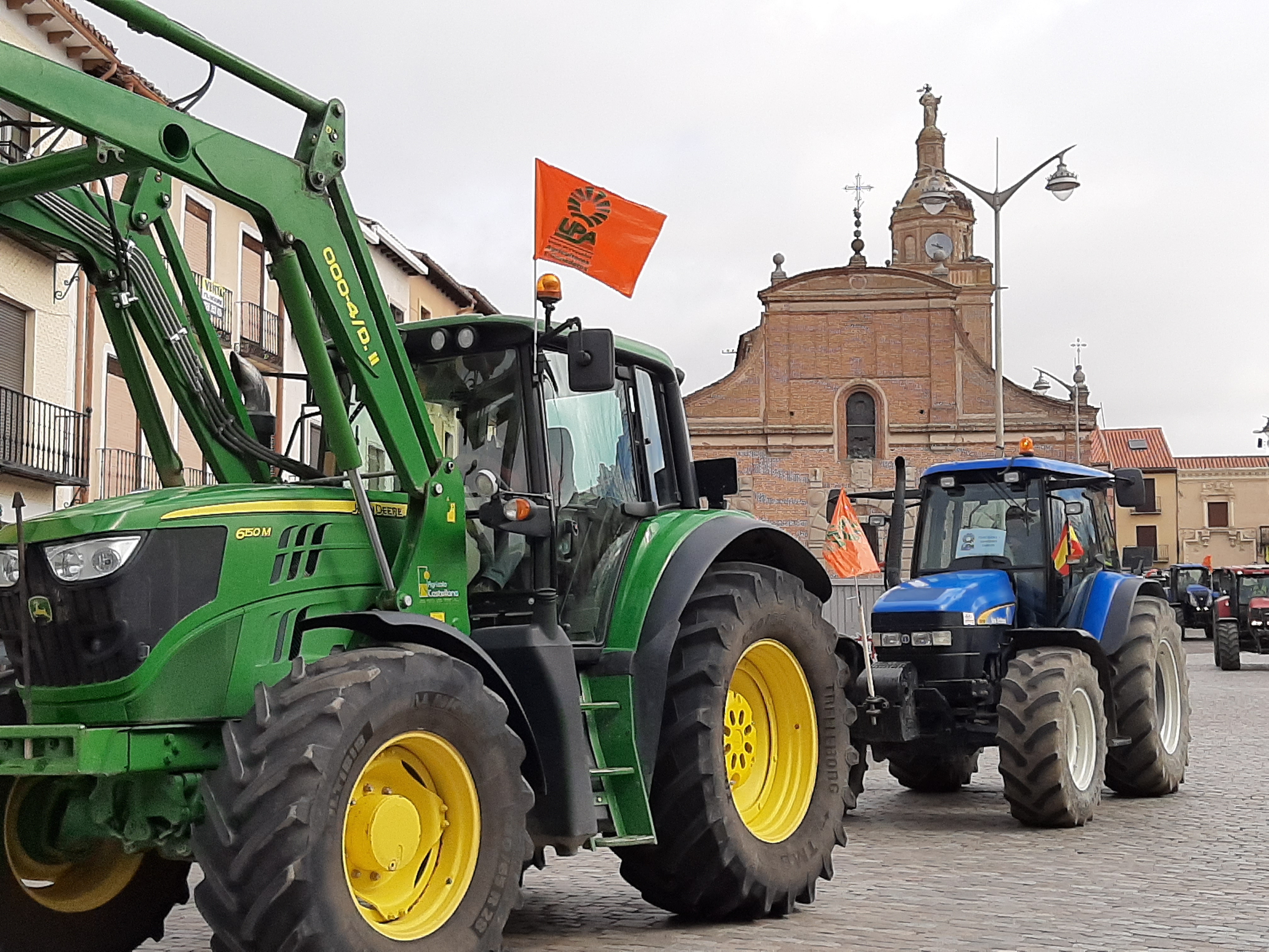 AGRICULTORES DE MI TIERRA Y SUS TRACTORES