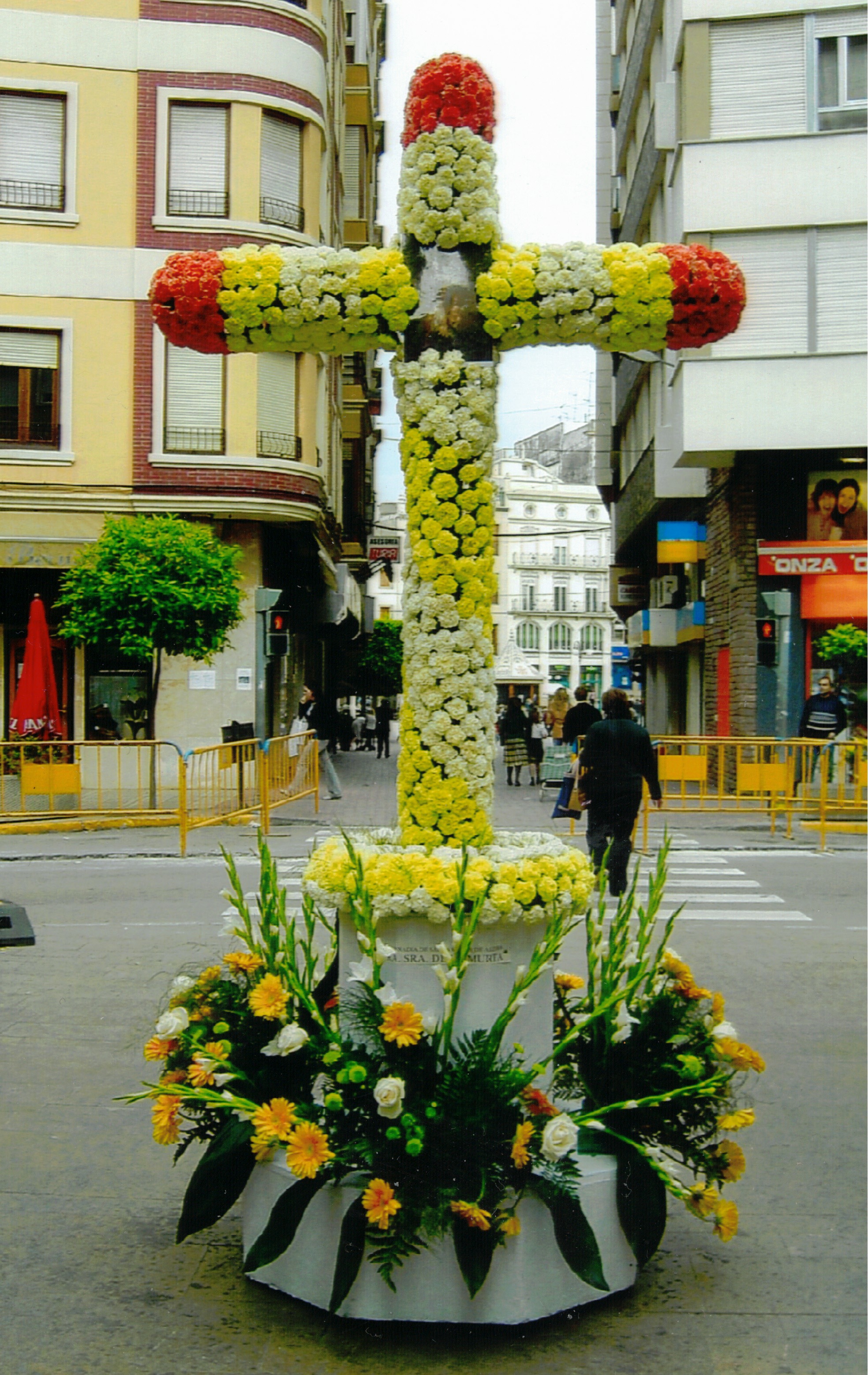 MAYO CARGA CON LA CRUZ