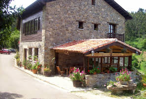 EN LA LLERA (COLUNGA) «HACIENDO DIANA». CASA DE ALDEA LOSVALLES