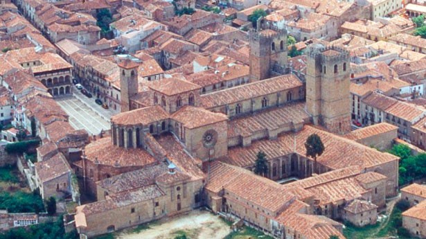 SIGÜENZA, LA CIUDAD DE LAS TRAS MURALLAS Y LA CATEDRAL FORTIFICADA