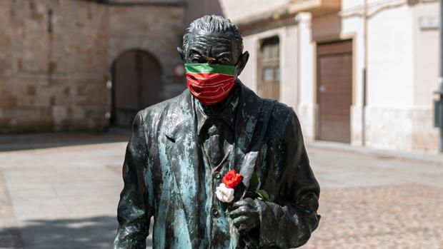 MASCARILLAS A 14 ESCULTURAS DE ZAMORA PARA RECORDAR LA «NECESIDAD» DE GUARDAR LAS MEDIDAS DE PROTECCIÓN