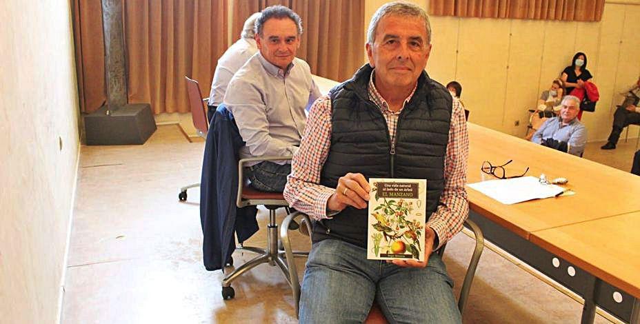 PEPE RIESTRA PRESENTA UN LIBRO SOBRE EL MANZANO EN EL MUSEO DE LA SIDRA