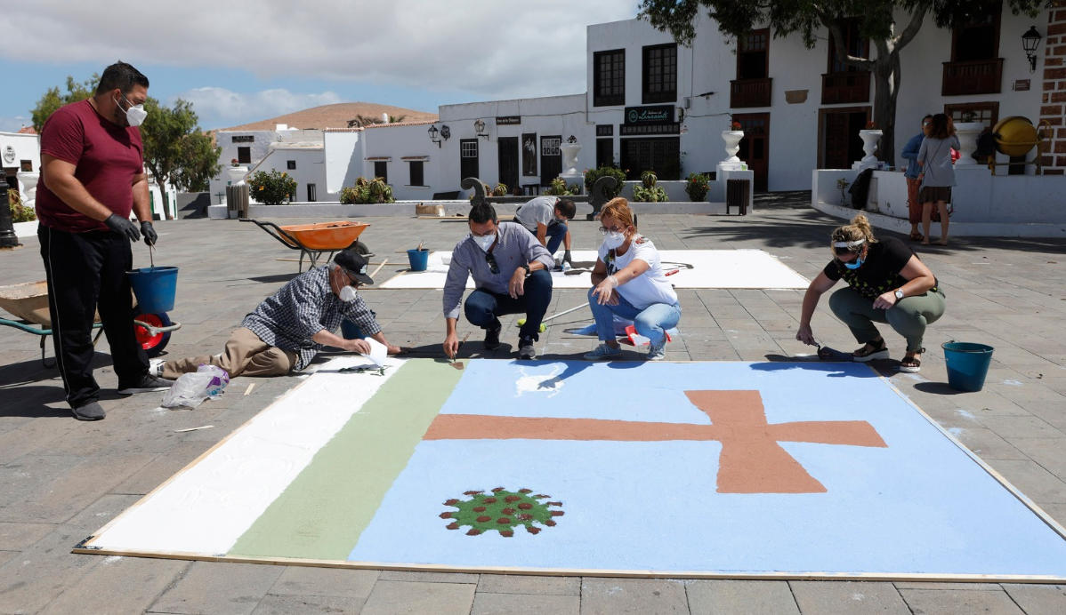 TEGUISE (CANARIAS) LUCE YA SUS ALFOMBRAS EN HONOR A LOS COLECTIVOS ESENCIALES DE LA PANDEMIA