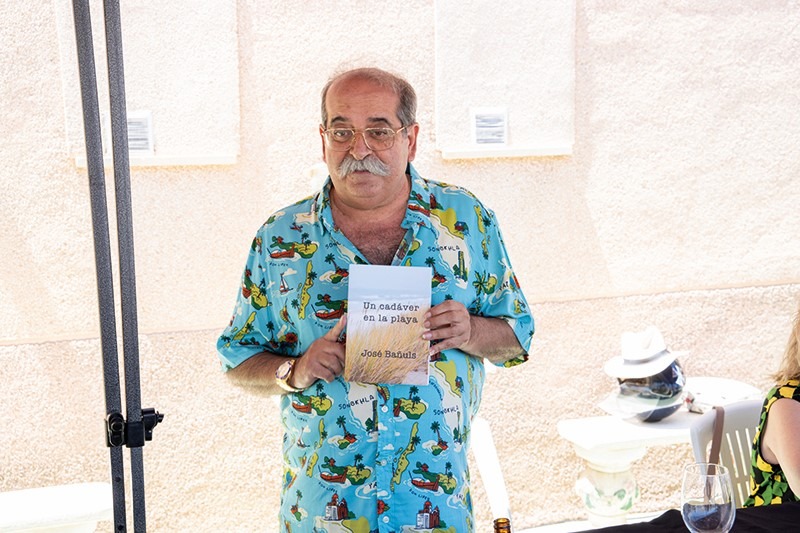 LA PRESENTACIÓN DEL LIBRO “UN CADÁVER EN LA PLAYA” DE JOSÉ BAÑULS, SE CONVIERTE EN UNA FIESTA DE LA LITERATURA Y GASTRONOMÍA