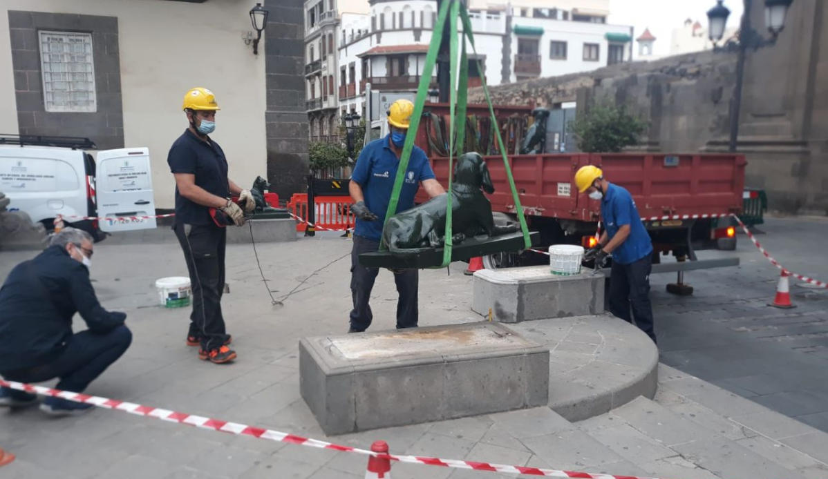 DOS DE LOS PERROS REGRESAN A SANTA ANA TRAS SU RESTAURACIÓN • LOS CANES HAN SIDO REPARADOS Y REPINTADOS DEL COLOR VERDE TRADICIONAL, DETERIORADOS COMO CONSECUENCIA DE ACTOS VANDÁLICOS