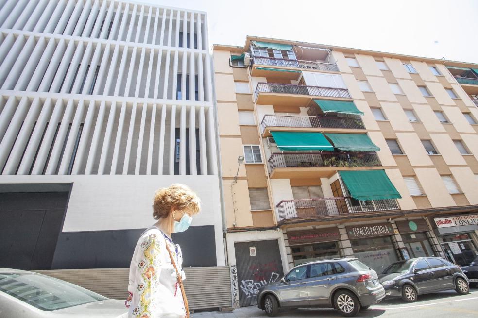 CAMINO LLANO, UNA CALLE POPULAR CACEREÑA QUE SE ABRE A LA VANGUARDIA • MUSEO HELGA DE ALVEAR. VECINOS Y COMERCIANTES ESPERAN QUE SU APERTURA MEJORE EL ENTORNO