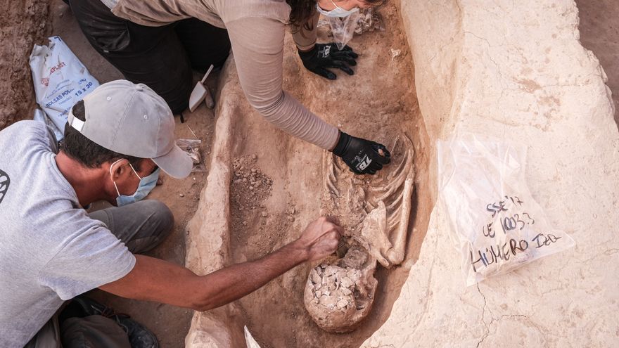 UNA NECRÓPOLIS EN LA PUERTA DE CASA • LAS OBRAS DE MEJORA DE DOS CALLES DE ASPE (ALICANTE) SACAN A LA LUZ UN CEMENTERIO ISLÁMICO CON MÁS DE 40 TUMBAS DE LOS SIGLOS XIII AL XV