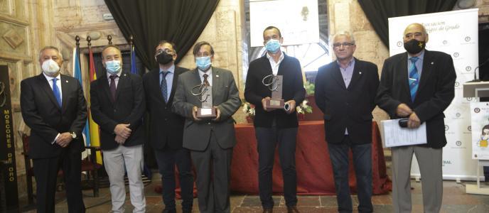 BARRERA POR LA SALUD EN GRADO (ASTURIAS) • LA ENTREGA DE LOS «MOSCONES DE ORO» APELA AL «ESPÍRITU» DE LOS VECINOS DE LA VILLA PARA SUPERAR LA SEGUNDA OLA DEL COVID Y PROTEGER LA RESIDENCIA LOCAL