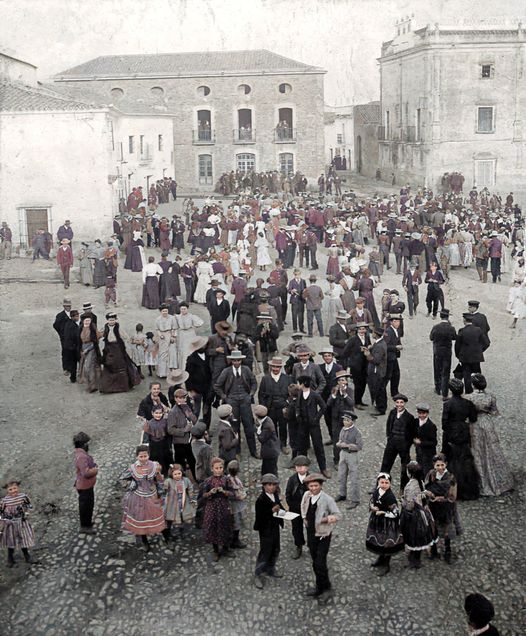 LA PLAZA (EL PASEO) ES PRINCIPIO Y FIN DE TODAS LAS COSAS.