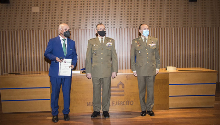 MIGUEL ROMERO CRONISTA OFICIAL DE CUENCA, RECIBE LA CREDENCIAL DE EMBAJADOR MARCA EJÉRCITO POR CUENCA EN EL ALCÁZAR DE TOLEDO