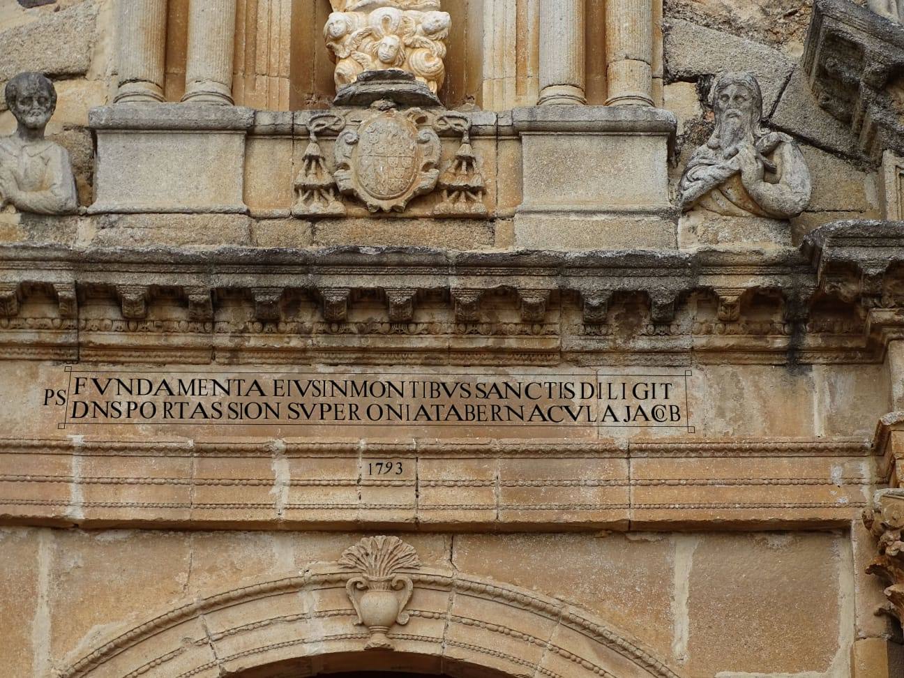 VALENTÍN CASCO DESCUBRE LA LEYENDA QUE ESCONDÍA LA PORTADA DEL ATRIO DE SANTA MARÍA