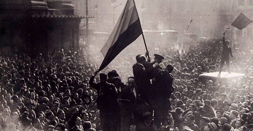 DE ABANDERADO DE LA REPUBLICA A MORIR FRENTE A UN PELOTÓN EL CAPITAN DE INGENIEROS PEDRO MOHÍNO DIAZ CAIA BAJO LAS BALAS EN LA MADRUGADA DEL 25 DE AGOSTO DE 1936.