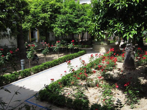 JARDÍN ANTIGUO. EN EL SILENCIO, TODA AQUELLA HERMOSURA SE ANIMABA CON UN LATIDO RECÓNDITO.