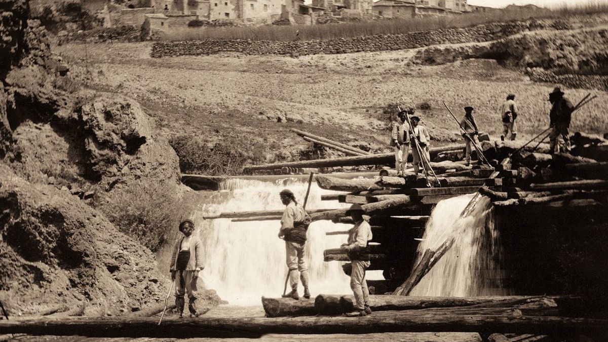 LOS GANCHEROS DEL ALTO TAJO, LA HISTORIA DE UN OFICIO QUE SE EXTINGUIÓ TRAS LA CONSTRUCCIÓN DE LOS GRANDES EMBALSES DEL RÍO