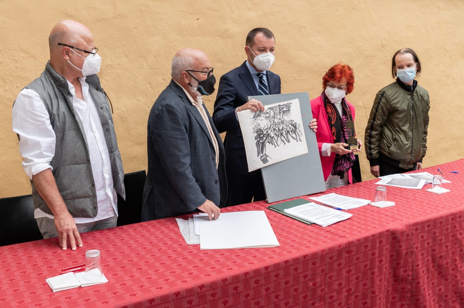 LA FAMILIA DE TONY GALLARDO DONA A GÁLDAR LA DOCUMENTACIÓN HISTÓRICA Y SU OBRA ARTÍSTICA SOBRE LOS «SUCESOS DE SARDINA DEL NORTE»