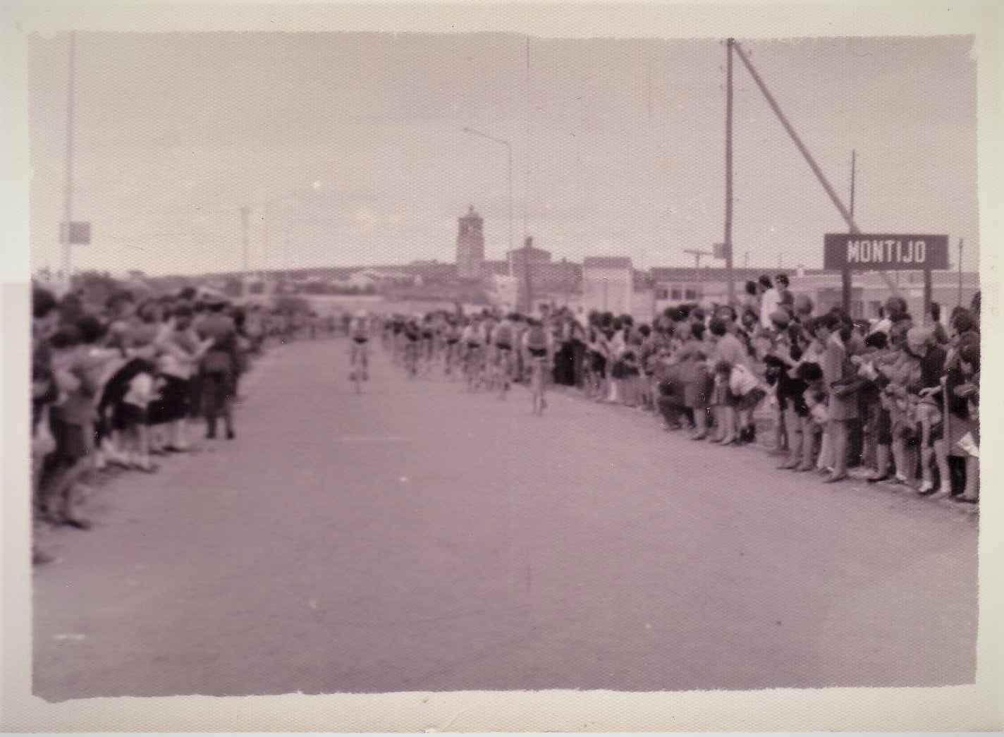 LA PRIMERA VEZ QUE PASÓ POR MONTIJO LA VUELTA CICLISTA A ESPAÑA