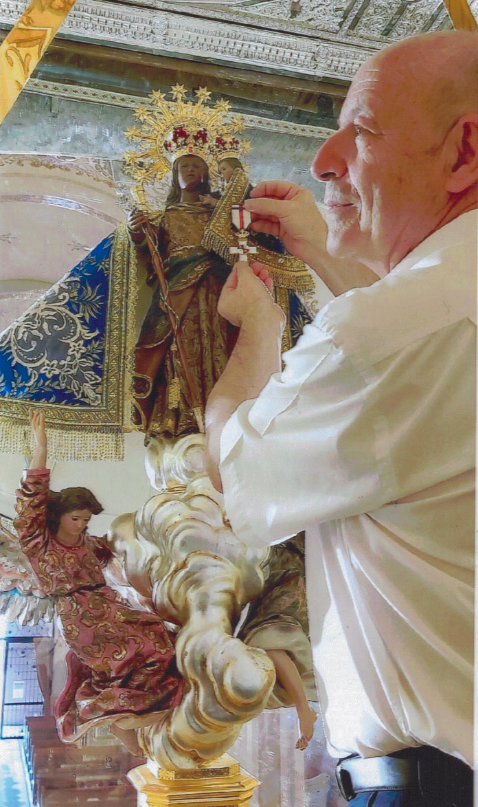 EL TENIENTE CORONEL MIGUEL APARICI, HACE DONACIÓN DE UNA CONDECORACIÓN A LA VIRGEN DE LLUCH, PATRONA DE ALZIRA