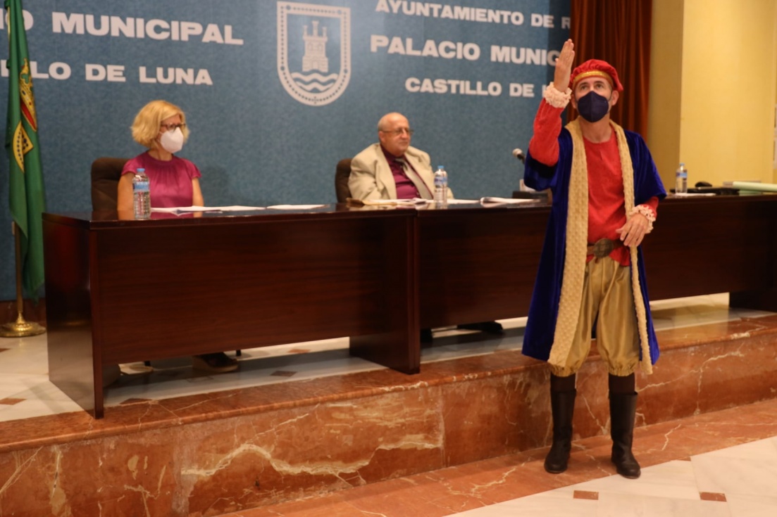 JOSÉ ANTONIO MARTÍNEZ RAMOS DEPARTIÓ SOBRE EL CASTILLO DE LUNA CON LA AYUDA DEL TEATRO