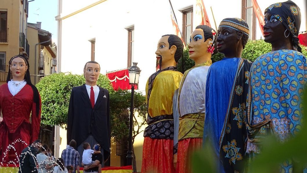 LA TRADICIÓN DE LOS GIGANTES Y CABEZUDOS DE SEGORBE, PLAMADA EN UN LIBRO.