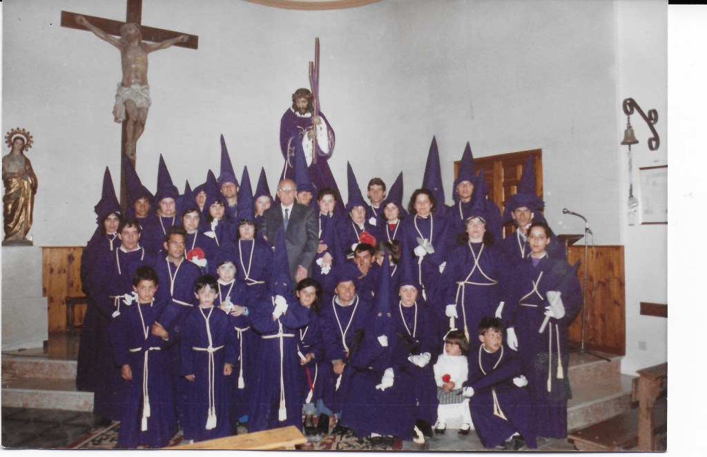 HERMANDAD DEL NAZARENO, DE GUARROMÁN (JAÉN). PRIMERA SEMANA SANTA EN LA QUE PORTARON LAS TÚNICAS: 1988