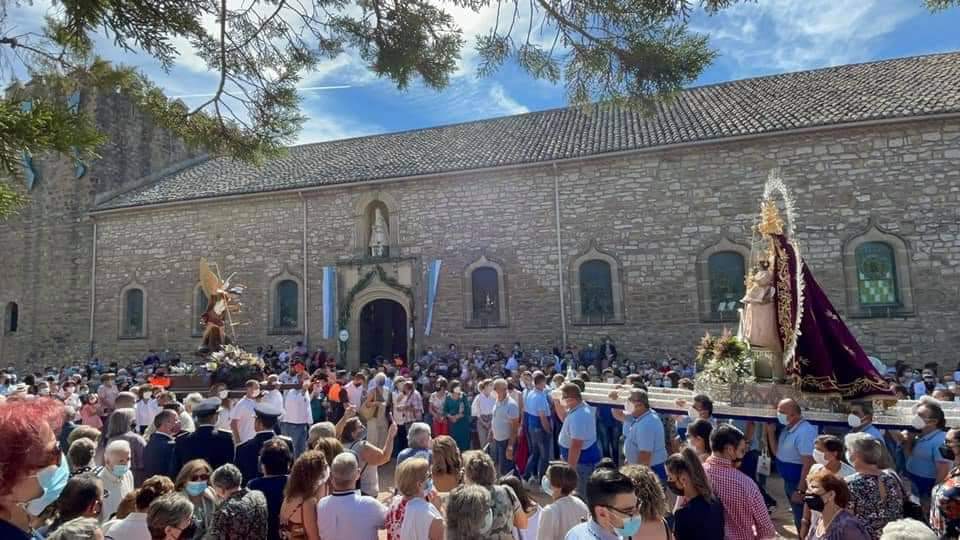 EMOCIÓN Y DEVOCIÓN EN LA PROCESIÓN DE LAS IMAGÉNES DE LA VIRGEN DE LA FUENSANTA Y SAN MIGUEL ARCÁNGEL EN EL 75 ANIVERSARIO DE SU LLEGADA AL SANTUARIO