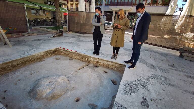 LAS CATAS ARQUEOLÓGICAS SACAN A LA LUZ LA PEANA DE UNA ANTIGUA FUENTE DE AGUA DE PETRER