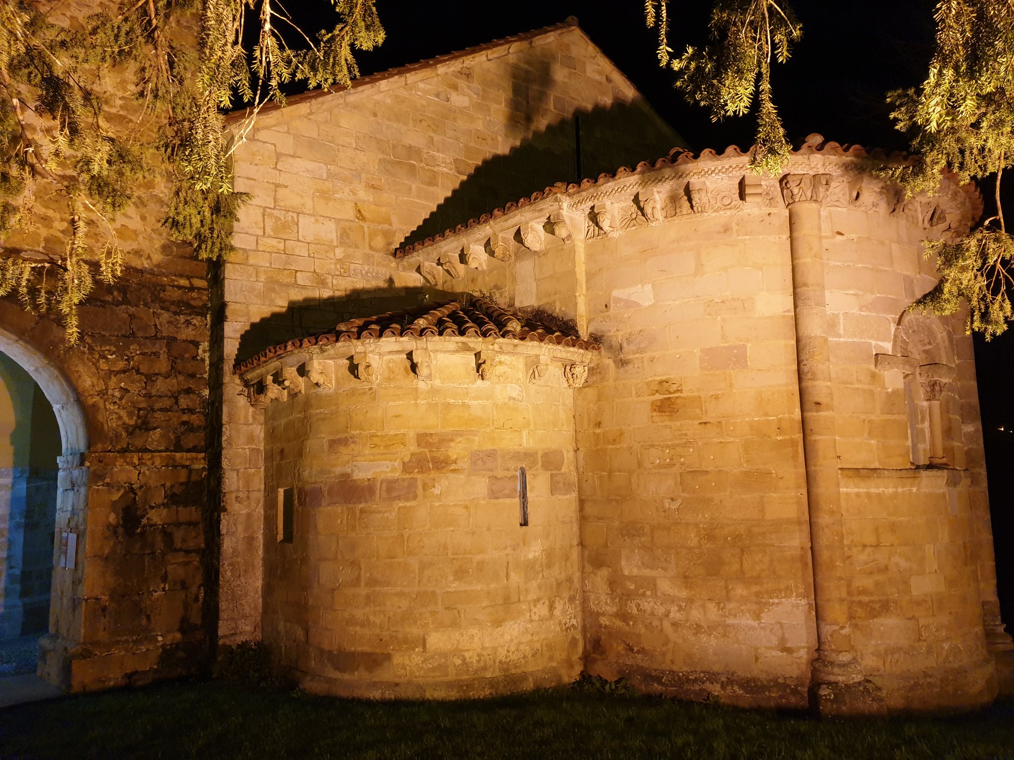 NAVIDAD EN EL ANTIGUO MONASTERIO DE SAN PEDRO DE VILLANUEVA-(PARADOR NACIONAL DE CANGAS DE ONÍS)