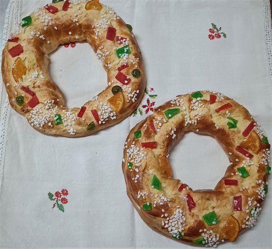 LOS MAGOS TRAEN ROSCÓN DE REYES AL CONVENTO DE LAS CLARISAS.