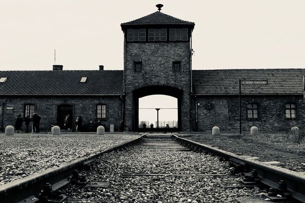 A LOS 77 ANIVERSARIO DE LA LIBERACIÓN DEL CAMPO DE EXTERMINIO AUSCHWITZ-BIRKENAU.¿CUÁL ES EL LIMITE DE LA MALDAD DEL SER HUMANO?