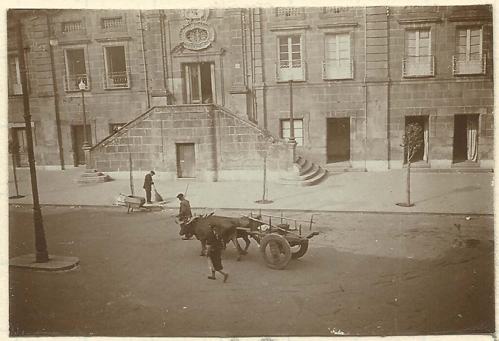 EFÍMERO JARDÍN FRENTE AL EDIFICIO ARCHIVO DEL REINO DE GALICIA (1950-1964)