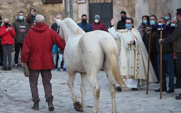 EN ENERO SAN ANTÓN EL PRIMERO O SAN ANTÓN, VIEJO Y TRISTÓN, CONVIDA A LAS MUCHACHAS A LA ORACIÓN