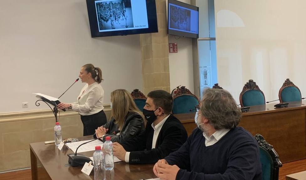 PRESENTADO EL TERCER VOLUMEN DEL LIBRO FOTOGRÁFICO SOBRE LA SEMANA SANTA EN BAEZA DEDICADO A CRISTÓBAL CRUZ