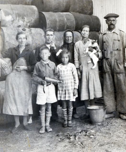 TRES GENERACIONES DE MUJERES