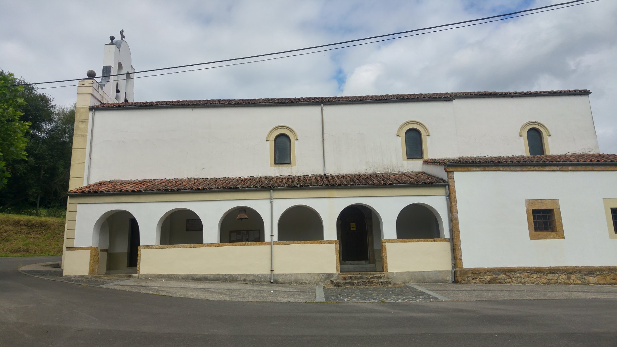 LATERAL PORTICADO DE LA IGLESIA DE SANTA MARÍA DE VIABAÑO. (ASTURIAS)