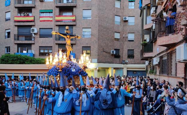 EL CRISTO DEL AMPARO SE REENCUENTRA CON LOS MURCIANOS TRAS DOS AÑOS DE PANDEMIA EN UNA ESPLÉNDIDA TARDE DE PRIMAVERA