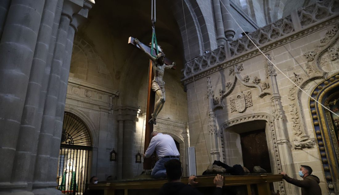 NUESTRA MADRE DESCIENDE AL CRISTO DE LA MISERICORDIA