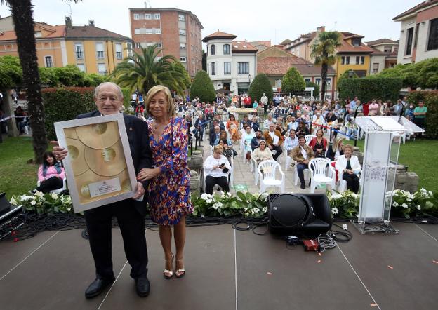 TINO FOMBONA, EL HIJO PREDILECTO DE NOREÑA CON ‘DISCO DE ORO’