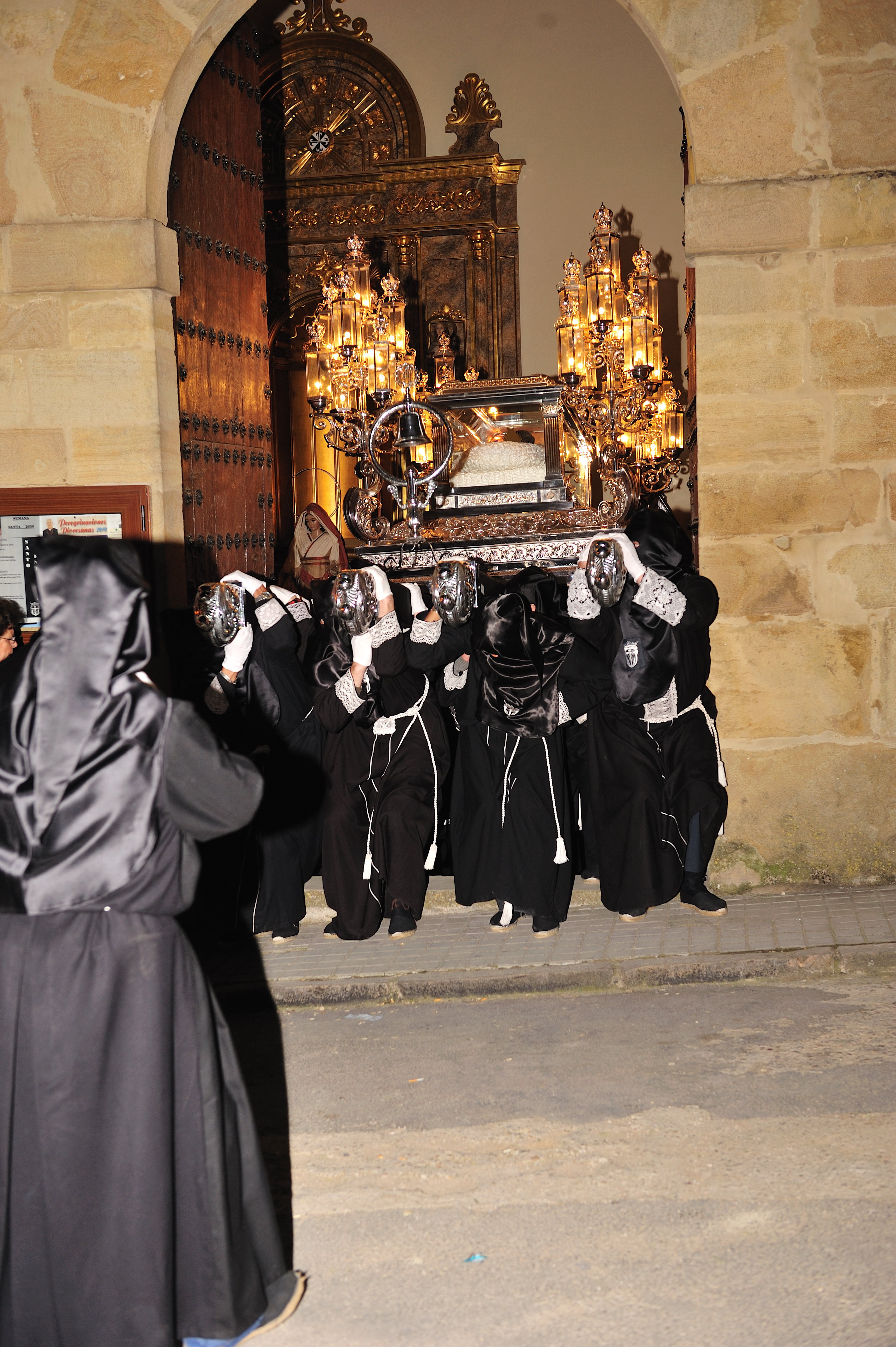 CONCESIÓN DE LA MEDALLA DE ORO DE LA CIUDAD DE VILLANUEVA DEL ARZOBISPO A LA COFRADÍA DEL “SANTO ENTIERRO”, AL  CUMPLIR SU IV CENTENARIO